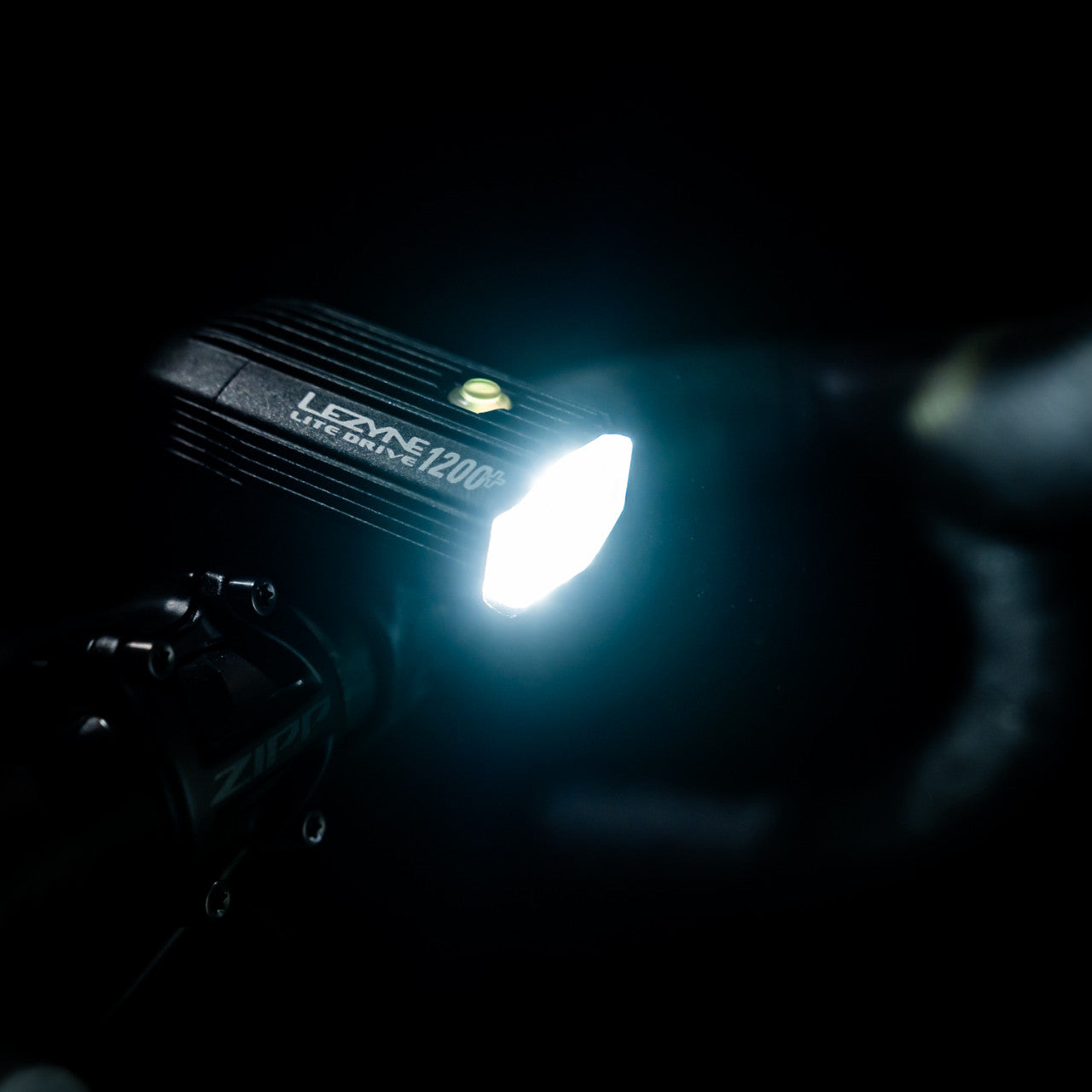 Lezyne predné LED svetlo LITE DRIVE 1200+-4